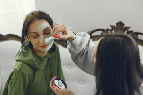 Organic Makeup for Acne-Prone Skin: How Natural Ingredients Can Help
