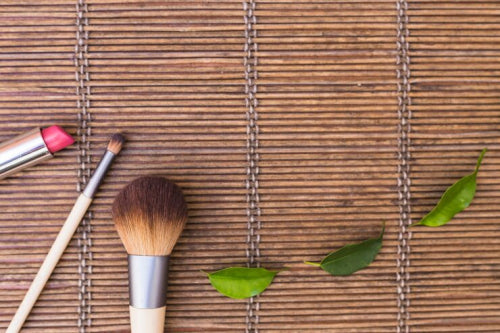 Eco-Friendly Makeup Brushes Use Bamboo Handles for Durability